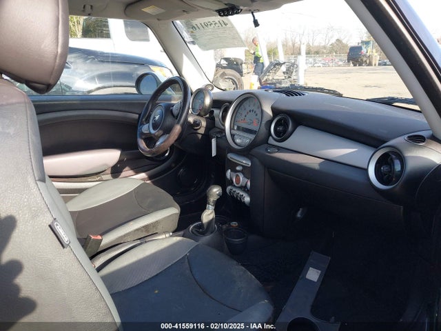 2010 MINI COOPER HARDTOP WMWMF3C53ATZ62685 Photo 4