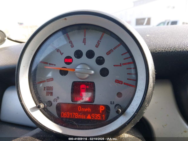 2010 MINI COOPER HARDTOP WMWMF3C53ATZ62685 Photo 6