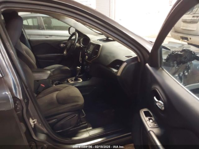 1C4PJLCB0GW338970 Jeep Cherokee Latitude