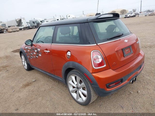 2011 MINI COOPER S WMWSV3C52BTY14927 Photo 2