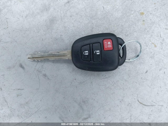 JTMZFREV5JJ172521 Toyota RAV4 LE