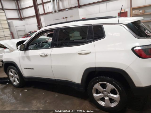 3C4NJCBB4JT268055 Jeep Compass Latitude Fwd