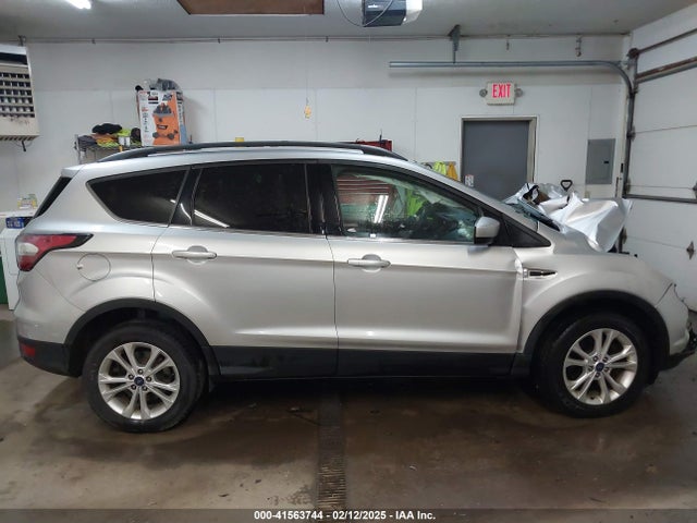 1FMCU9GDXHUA83838 Ford ESCAPE SE