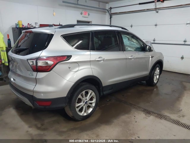 1FMCU9GDXHUA83838 Ford ESCAPE SE