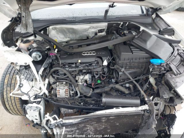 WA1JCCFS7HR002948 Audi Q3 2.0t Premium