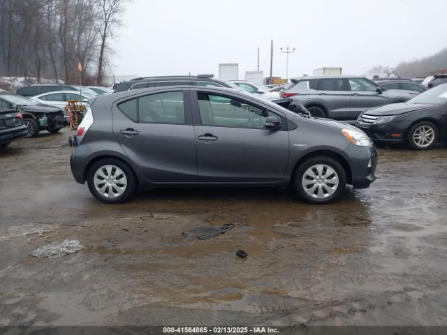 JTDKDTB30E1075174 Toyota Prius C One
