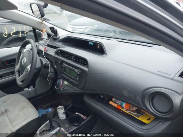 JTDKDTB30E1075174 Toyota Prius C One