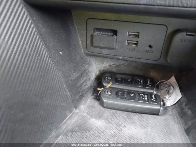 3MYDLBYV6KY528625 Toyota YARIS L