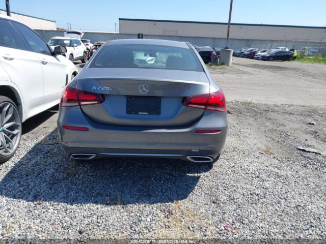 WDD3G4EB3KW025944 Mercedes-Benz A 220