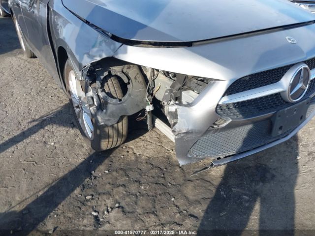 WDD3G4EB3KW025944 Mercedes-Benz A 220