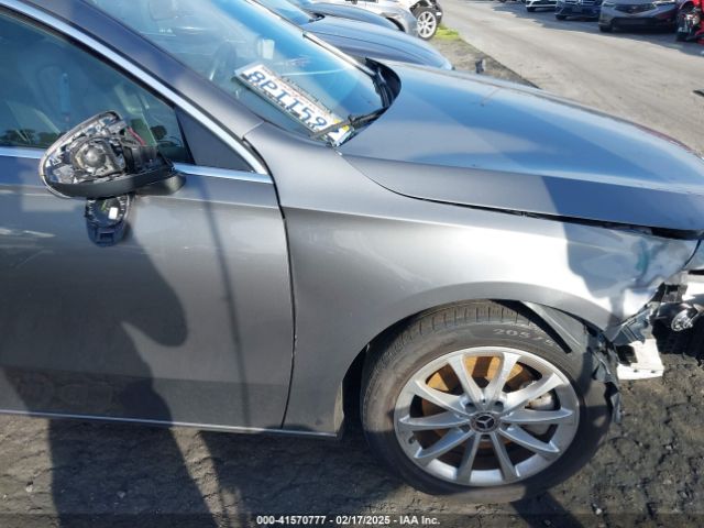 WDD3G4EB3KW025944 Mercedes-Benz A 220
