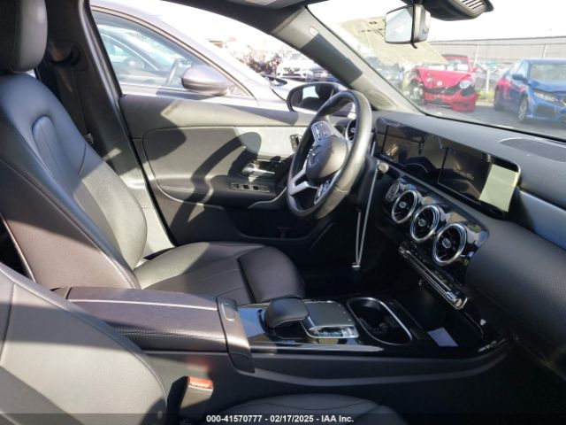 WDD3G4EB3KW025944 Mercedes-Benz A 220