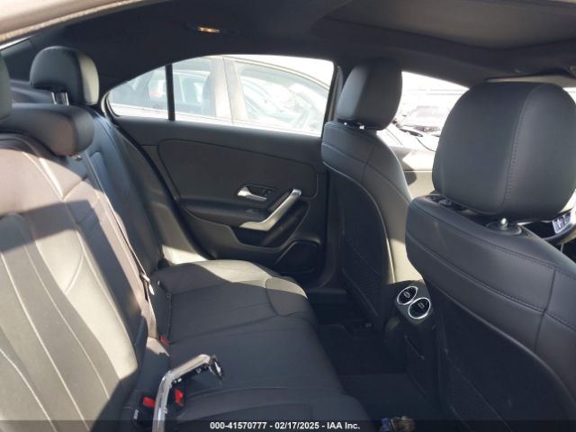 WDD3G4EB3KW025944 Mercedes-Benz A 220
