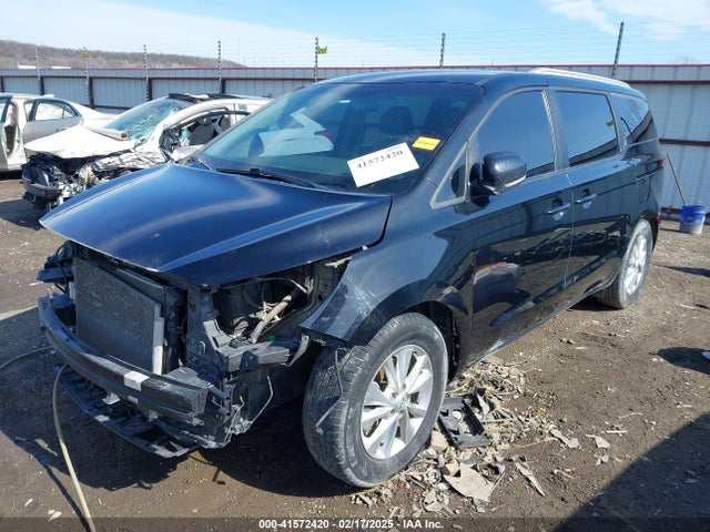 KIA SEDONA LX 2017 KNDMB5C17H6242614 Image 2