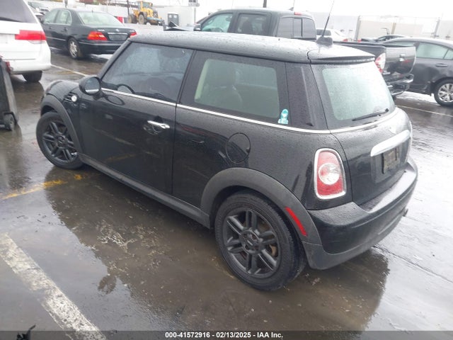 2011 MINI COOPER WMWSU3C55BT093800 Photo 2
