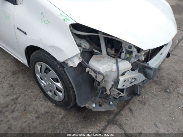 JTDKDTB37F1101819 Toyota Prius C Two