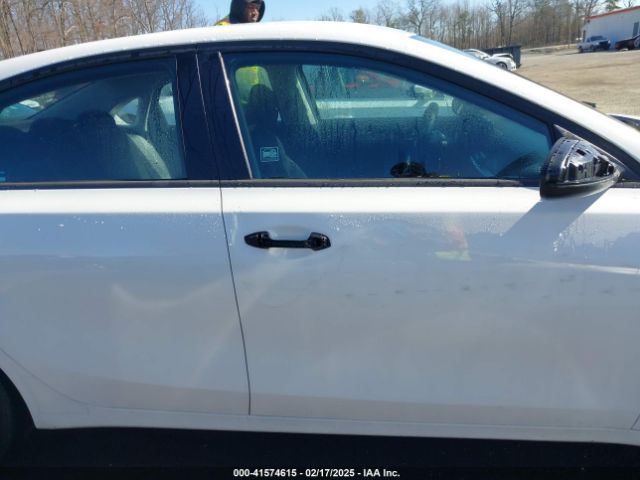 3KPF24AD6ME403877 KIA Forte Lxs