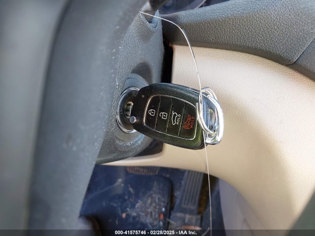 KM8J23A48HU254928 Hyundai TUCSON SE