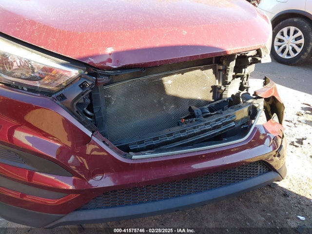 KM8J23A48HU254928 Hyundai TUCSON SE
