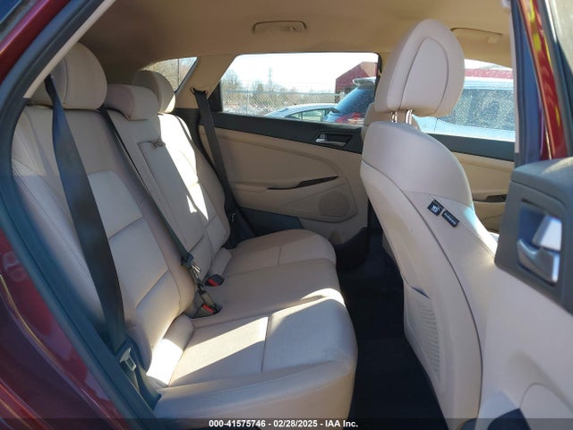 KM8J23A48HU254928 Hyundai TUCSON SE