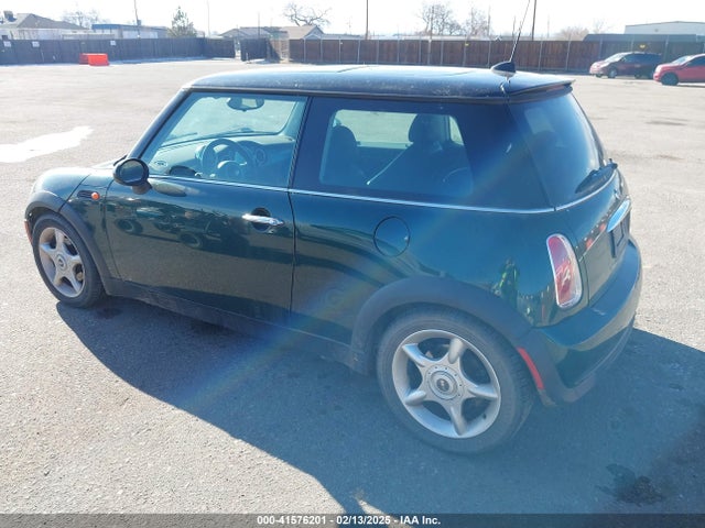 2006 MINI COOPER WMWRC33526TK70066 Photo 2