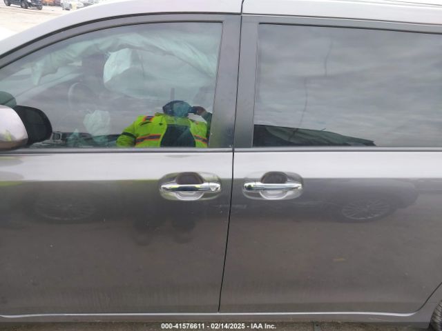 5TDXK3DC8FS652966 Toyota Sienna Se 8 Passenger