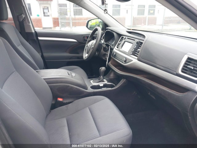 5TDZARFH1KS055739 Toyota Highlander Le