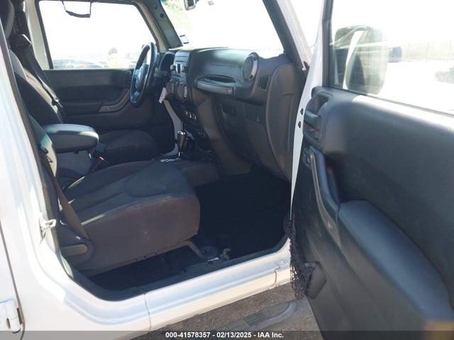 1C4BJWDG2EL100591 Jeep Wrangler Unlimited Sport