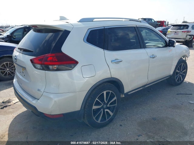 JN8AT2MT6JW468040 Nissan Rogue Sl