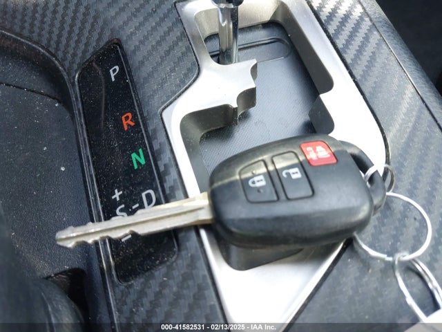 JTMWFREV6FJ039065 Toyota Rav4 Xle