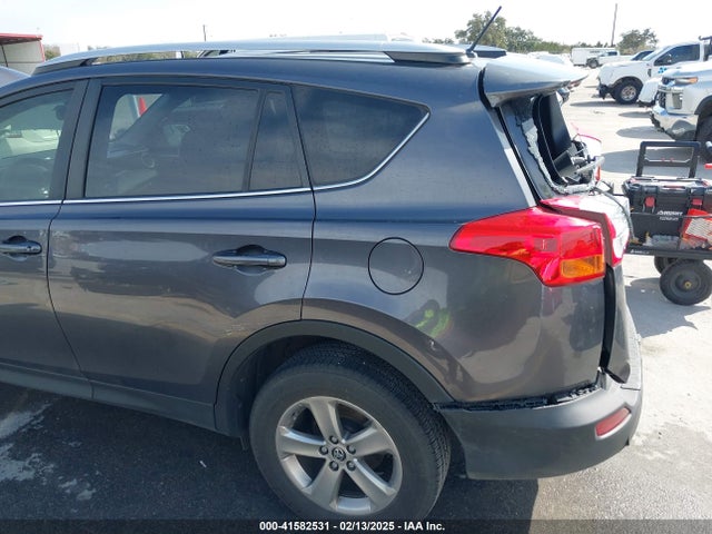 JTMWFREV6FJ039065 Toyota Rav4 Xle