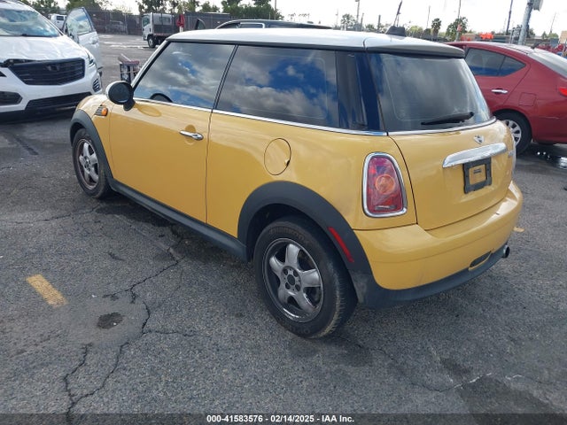 2007 MINI COOPER WMWMF33577TT54659 Photo 2
