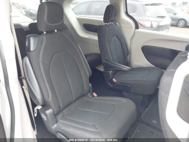 2C4RC1CG7NR105208 Chrysler Voyager Lx