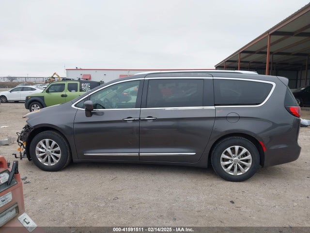 2C4RC1BG2JR211089 Chrysler Pacifica Touring L