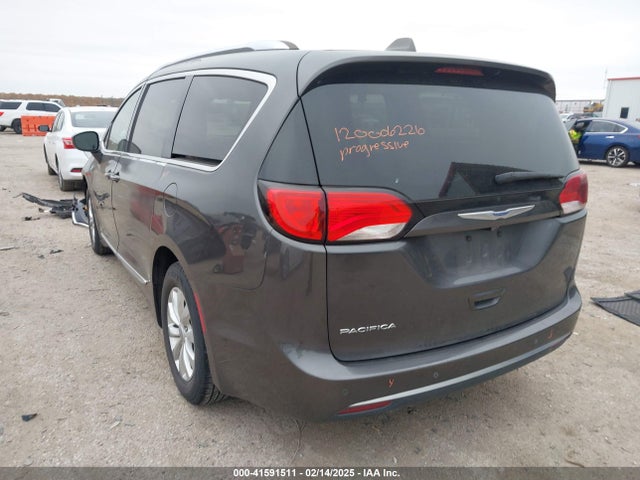2C4RC1BG2JR211089 Chrysler Pacifica Touring L
