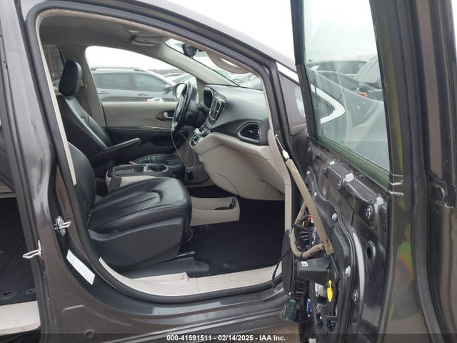 2C4RC1BG2JR211089 Chrysler Pacifica Touring L