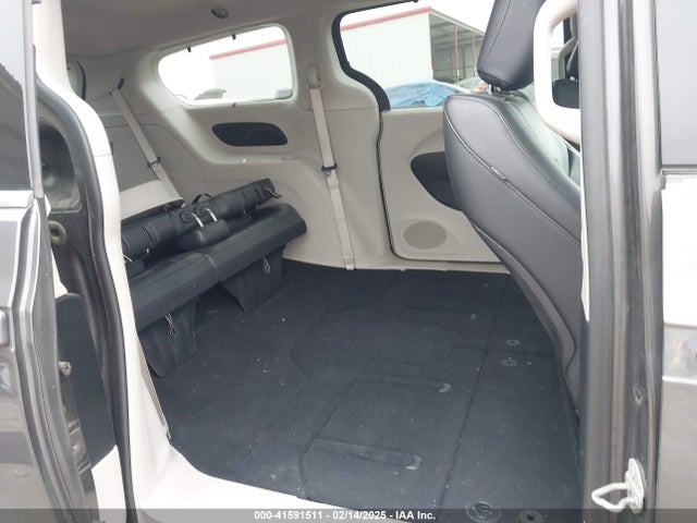 2C4RC1BG2JR211089 Chrysler Pacifica Touring L