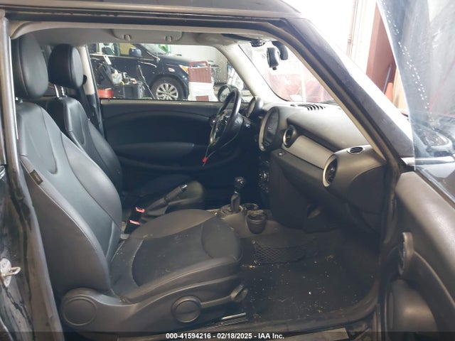 2011 MINI COOPER CLUBMAN WMWZF3C50BT188693 Photo 4