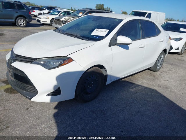 Toyota COROLLA LE 2018 5YFBURHE6JP822567 Image 2