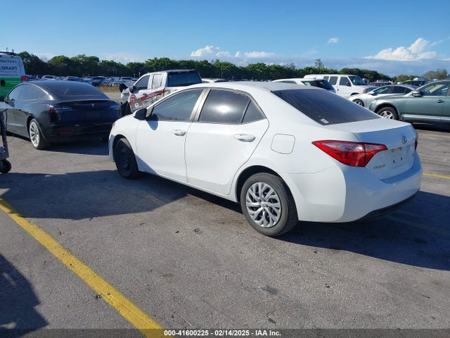 Toyota COROLLA LE 2018 5YFBURHE6JP822567 Image 3
