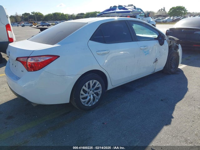 Toyota COROLLA LE 2018 5YFBURHE6JP822567 Image 4