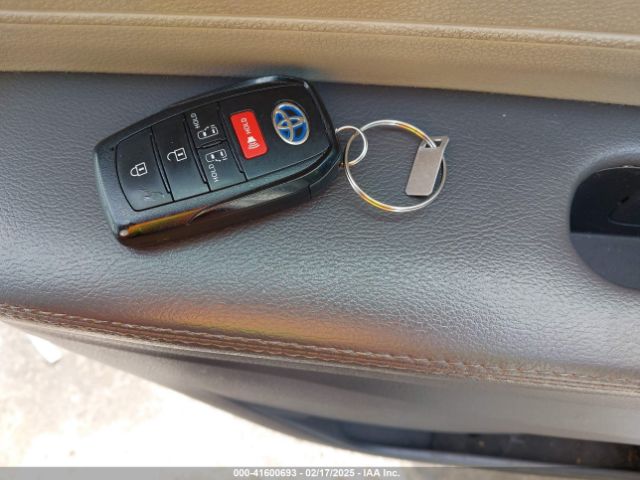 5TDBRKECXNS099704 Toyota SIENNA LE