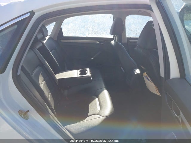 1VWDT7A34HC058825 Volkswagen Passat 1.8t R-line