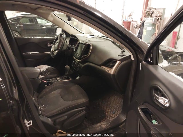1C4PJLCB1FW782261 Jeep Cherokee Latitude