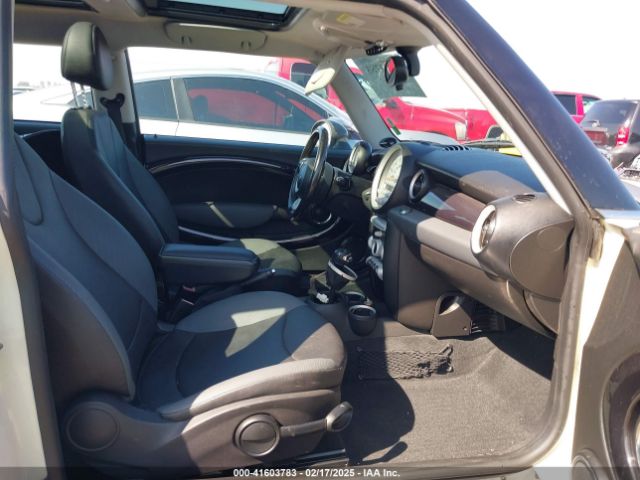 2010 MINI COOPER CLUBMAN WMWML3C5XATX38502 Photo 4