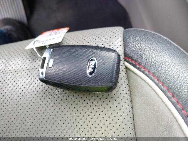 KIA SEDONA LX 2017 KNDMB5C19H6239164 Image 11