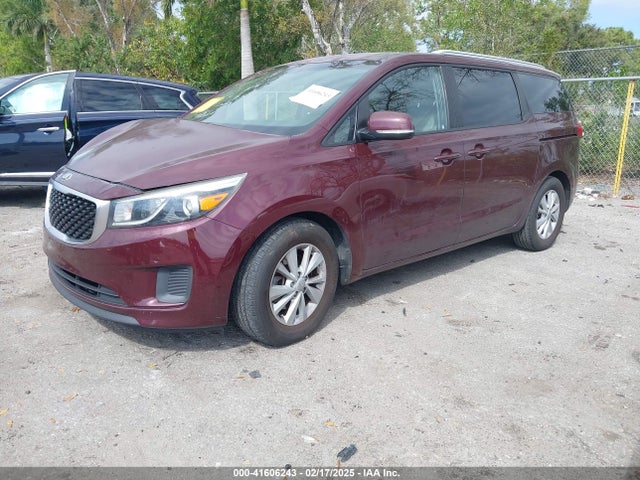 KIA SEDONA LX 2017 KNDMB5C19H6239164 Image 2