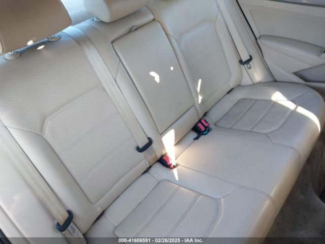 1VWAT7A39EC111467 Volkswagen Passat 1.8t Wolfsburg Edition