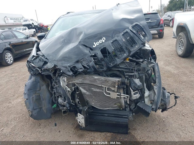 1C4PJLCB3HW643042 Jeep Cherokee Latitude Fwd