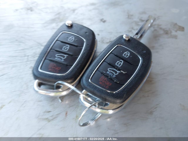 KM8J33A49HU332341 Hyundai TUCSON SE